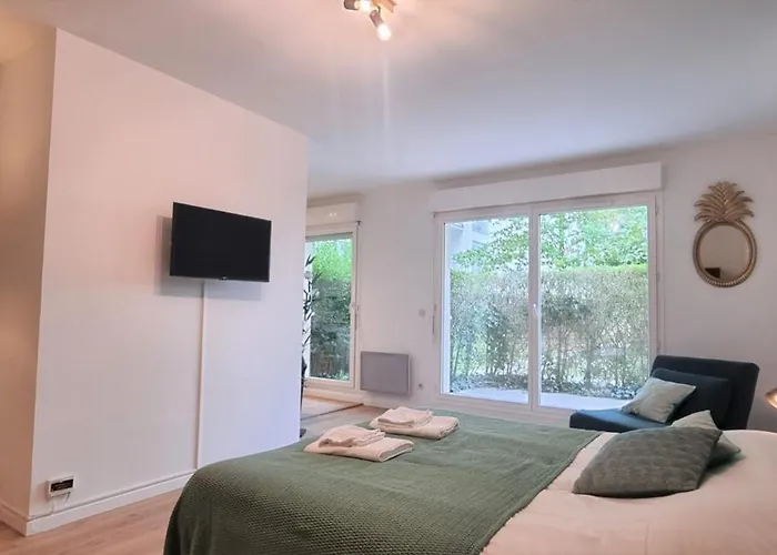 Grand Avec Terrasse Et Parking - Vieux- - Blaise * Lille
